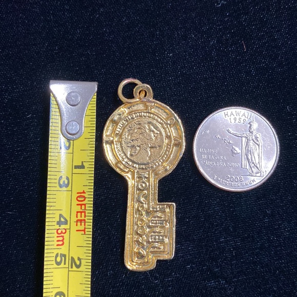 🖤IT©️💕signed GOLD KEY design pendant - Picture 4 of 5